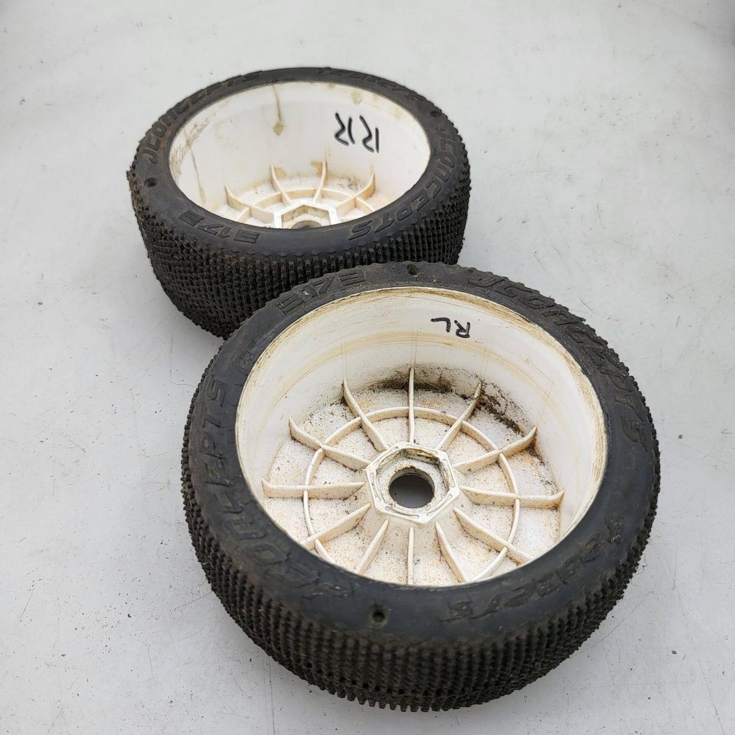 Jconcepts white 1/8th buggy wheels on teazer tires x2