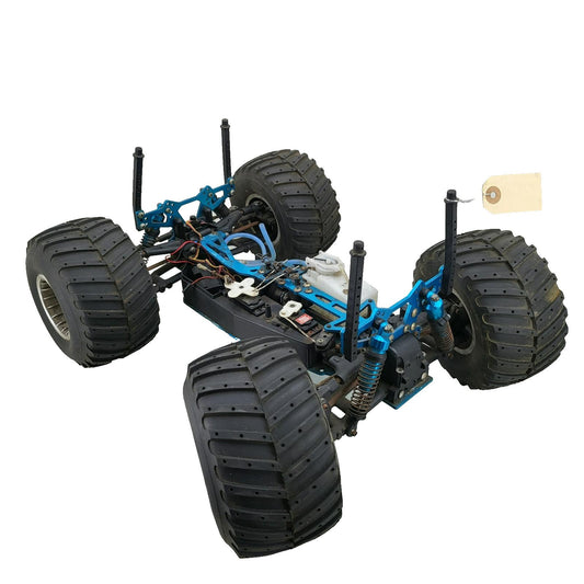 Duramax Nitro Quake 4WD, rolls freely, battery tray has corrosion, cracked tires