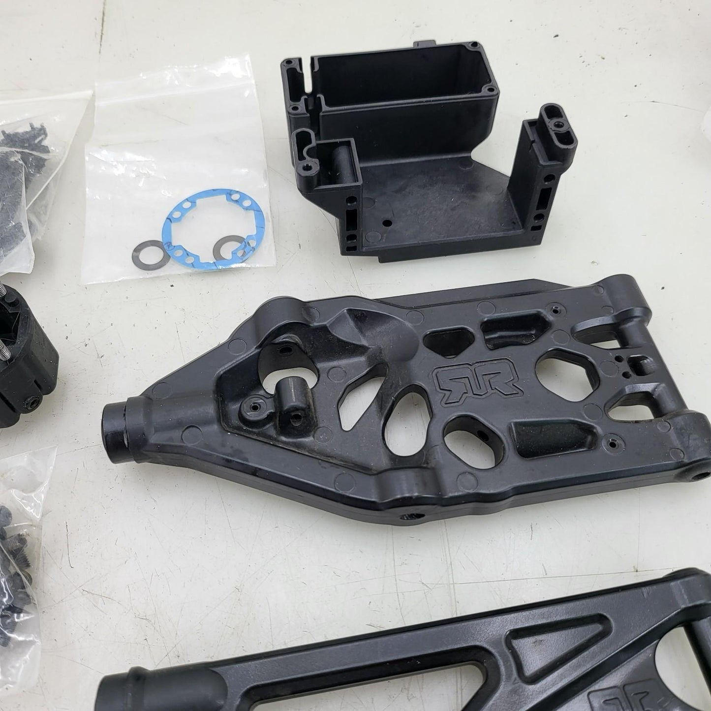 ARRMA Kraton 1/5 8S EXB miscellaneous, A-arms, gasket, pins, partial diff case