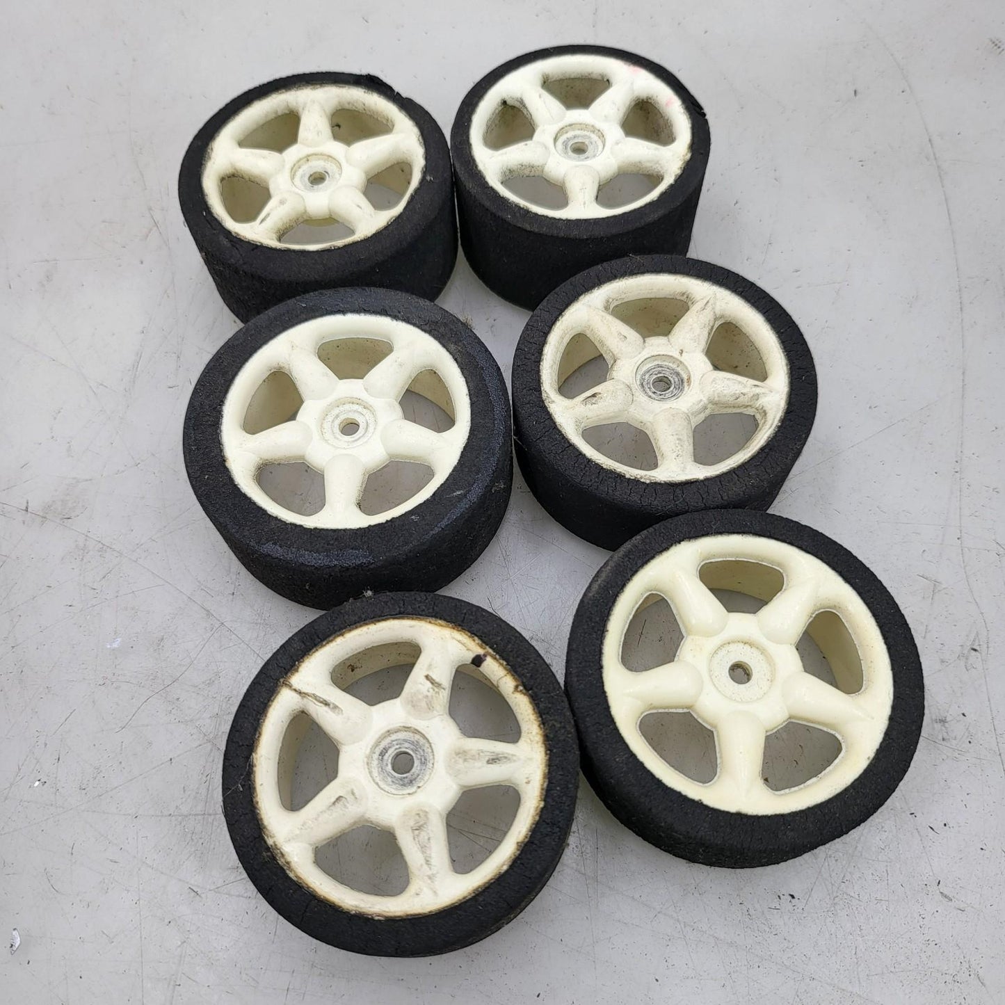 1/10th scale foam tires on cream colored 5 spoke wheels, x6 team associated?