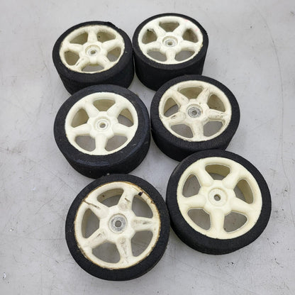 1/10th scale foam tires on cream colored 5 spoke wheels, x6 team associated?