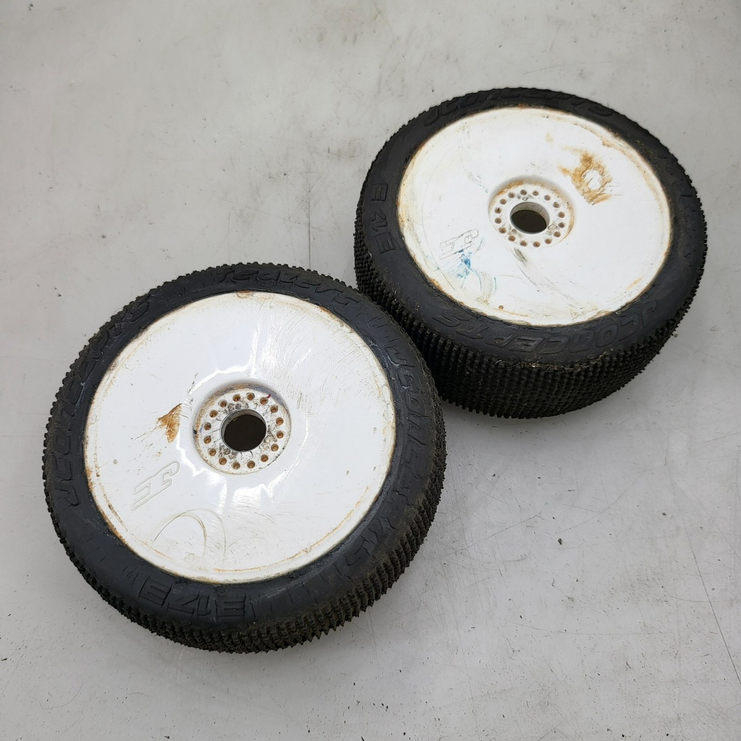 Jconcepts white 1/8th buggy wheels on teazer tires x2