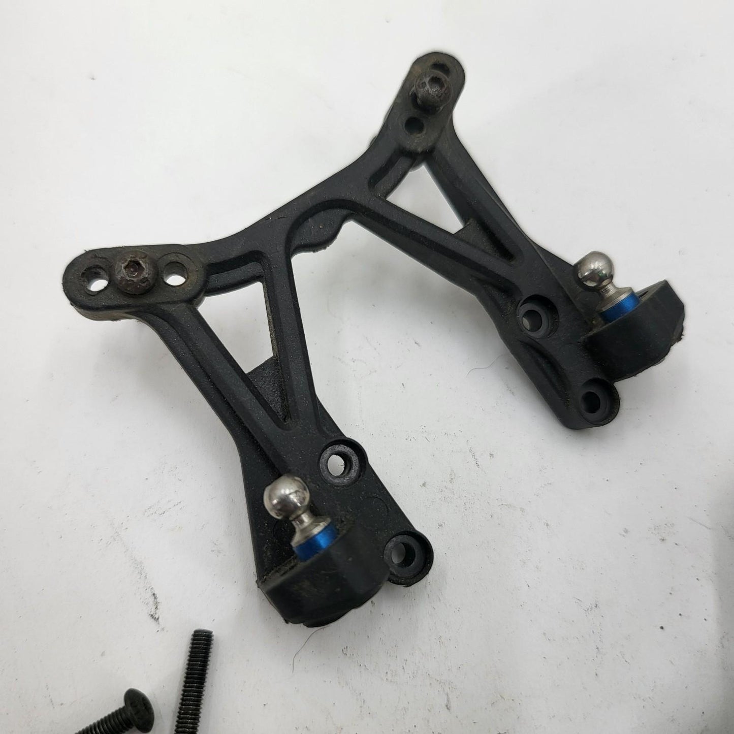Team Associated B5M Front and rear shock towers, hardware, shock mounts