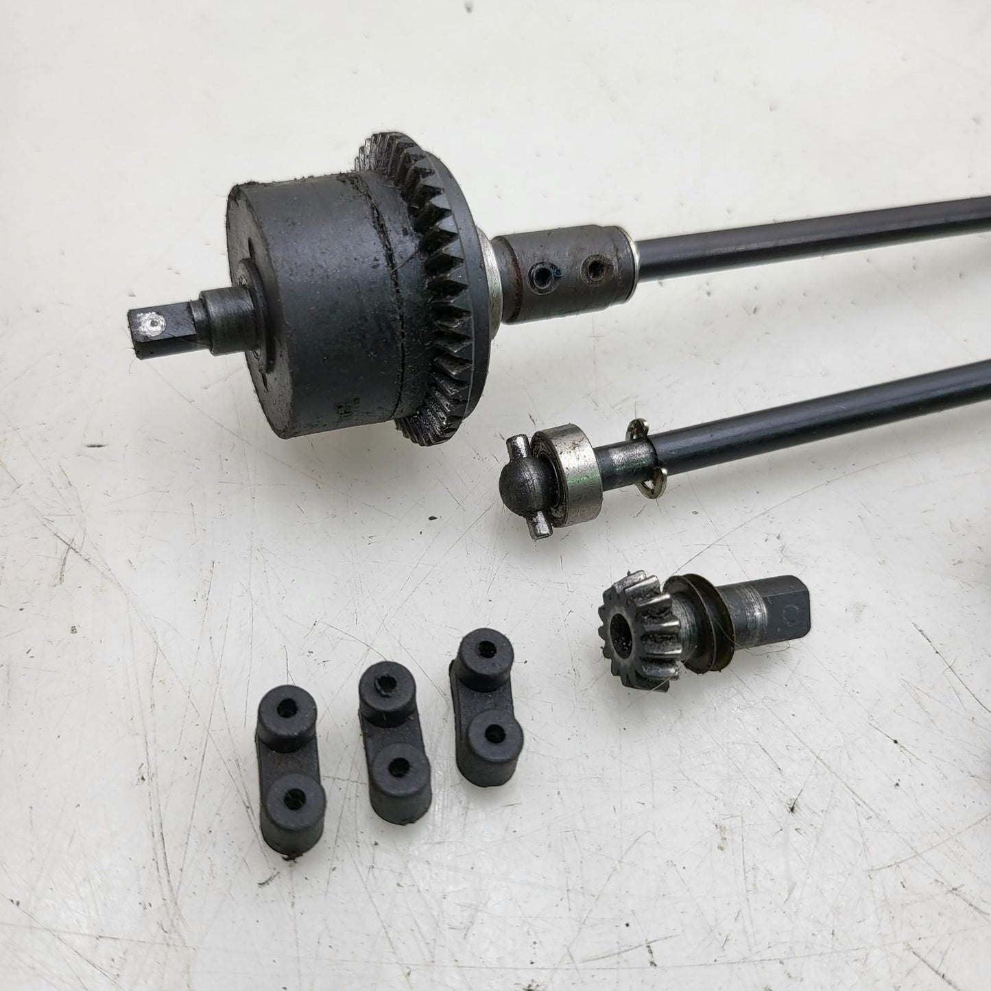 Hobao Hyper 7 differential assembly with driveshafts, bearings, misc.