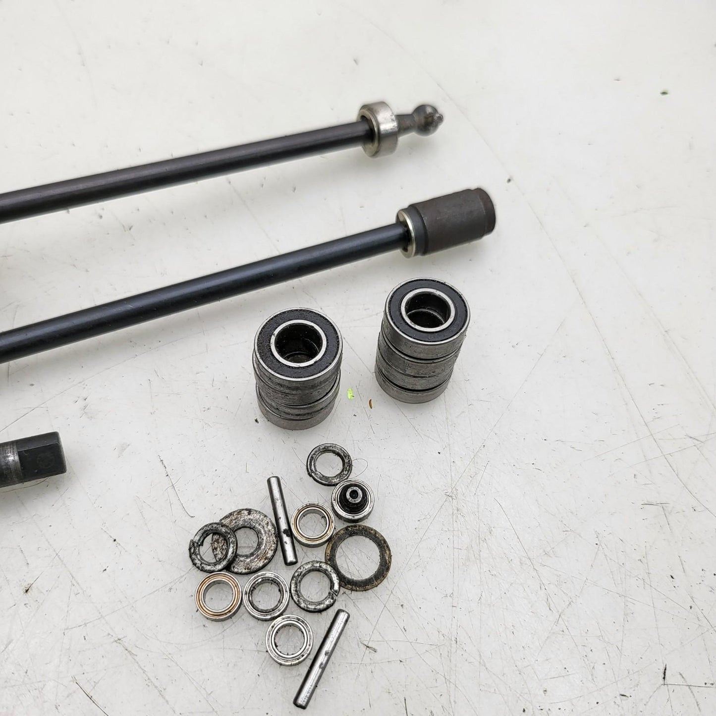 Hobao Hyper 7 differential assembly with driveshafts, bearings, misc.